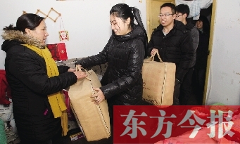 昨天下午，多位東方今報(bào)愛心讀者前往鄭州市困難戶家中贈(zèng)送棉被