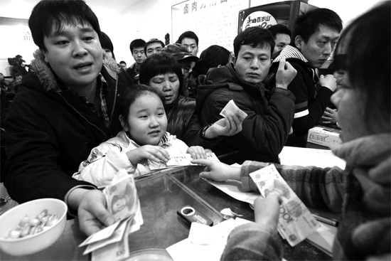 1月30日，李剛小面館收銀臺(tái)前，更多的市民大量買走“面卡”帶回家去