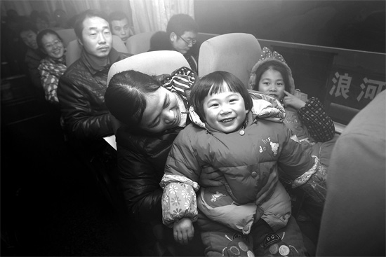 坐上愛(ài)心大巴，乘客滿臉喜悅