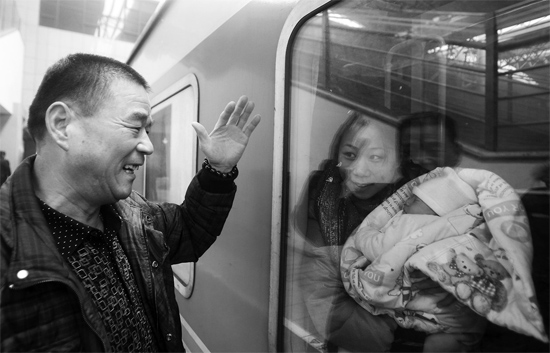 車要開了，史振星揮手向女兒懷中的外孫告別。女兒帶著剛剛出生43天的孩子，要到千里之外湖南的婆婆家過新