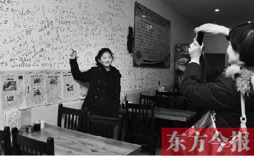 東方今報“一碗面的溫暖”還在延續(xù)，媒體和愛心人士的吃面接力熱情不減。