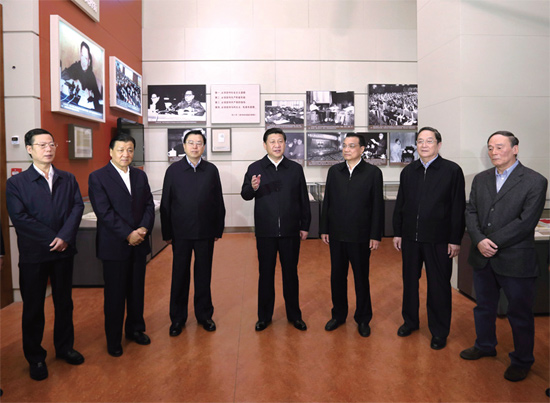 年11月29日，新一屆中共中央政治局常委到國家博物館參觀《復(fù)興之路》展覽時