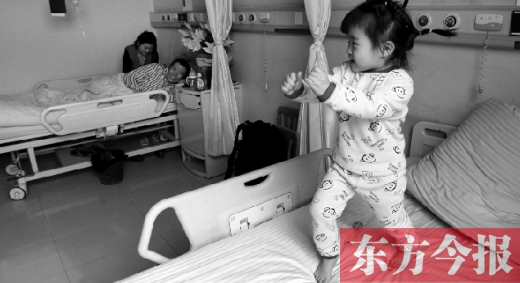 2月7日，春節(jié)前的第3天，雖然傷口很是疼痛，但3歲女兒可愛的“騎馬舞”是李剛最好的“止痛藥”