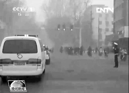 正值上下班高峰，交警調(diào)信號燈分流車輛