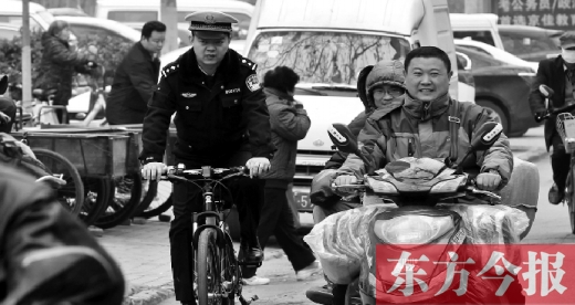 為了倡導(dǎo)綠色出行，鄭州市交警三大隊(duì)民警以身作則騎自行車上下班