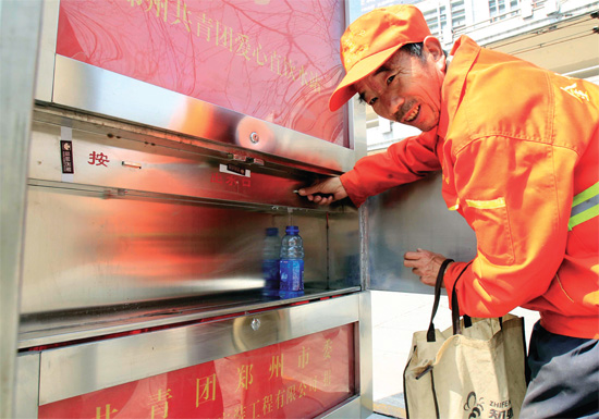 3月27日，鄭州紫荊山立交橋下，出現(xiàn)一種“直飲水機”，市民稱其為機器“送水哥”