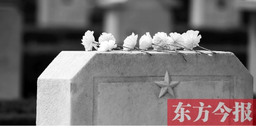清明假期里，各界人士來到鄭州烈士陵園，緬懷先烈。一座無名烈士的墓碑上，擺放著人們帶來的白花