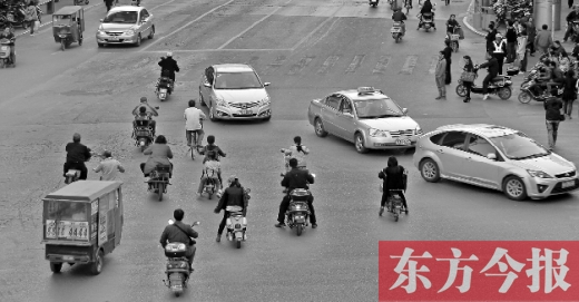 四月九日，鄭州市黃河路與經(jīng)八路交叉口，“中國(guó)式過(guò)馬路”現(xiàn)象仍很常見(jiàn)
