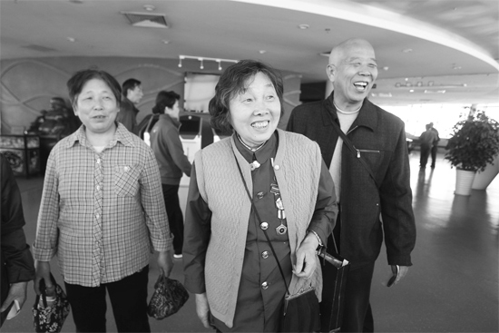 昨日，“尋訪百名共和國勞?！被顒舆x出的百位勞模免費游覽中原福塔