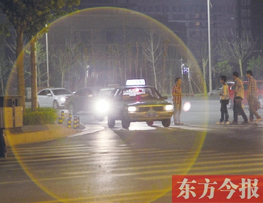 昨晚，鄭州火車東站，一些出租車?？吭诼愤?，見到行人不時(shí)主動(dòng)搭訕 東方今報(bào)暗訪組 攝