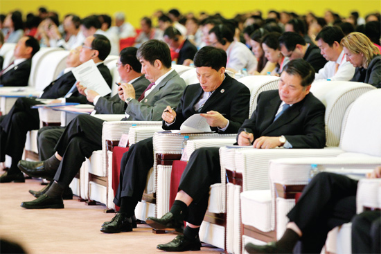 在推介會上，省長謝伏瞻（前排右二）在認(rèn)真記錄嘉賓的發(fā)言