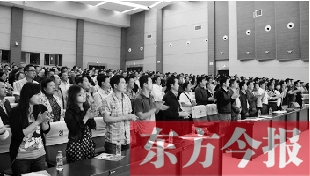 演員謝幕時，沒有觀眾離場，而是全部起立熱烈鼓掌