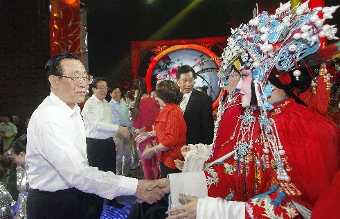 頒獎晚會結(jié)束后，王剛（左一）、郭庚茂（左二）、謝伏瞻（左三）上臺和演職人員握手