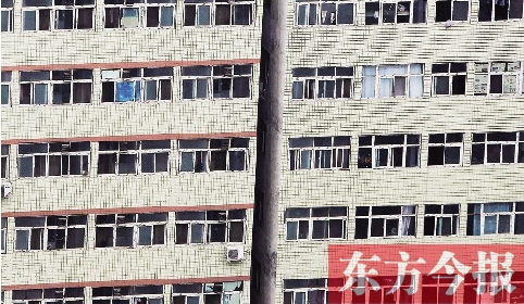 鄭州市城中村眾多類似這樣火柴盒式的房間，成了大中專畢業(yè)生們暫時安放青春和夢想的地方