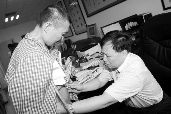 昨天，陜西西安第四軍醫(yī)大學(xué)唐都醫(yī)院骨腫瘤專家范清宇教授（右）在為李剛做檢查