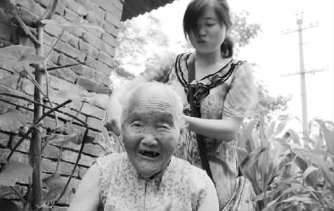 焦作市溫縣黃莊鎮(zhèn)南韓村的王吉氏老人，如今已是115歲高齡　