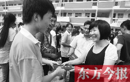 7月23日，晨鐘教育集團(tuán)黨委書(shū)記張玲為支教大學(xué)生頒發(fā)證書(shū)