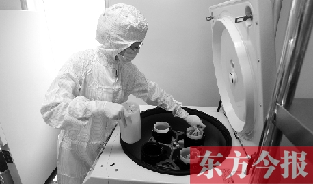 鄭州一專門儲存臍帶血的機構(gòu)，專業(yè)人員正在把臍帶血存放在儲藏箱里