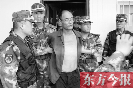 7月27日13時50分許，駐馬店市西平縣的“7·25”連環(huán)殺人案犯罪嫌疑人丁金華（左三）在禹州落網(wǎng)