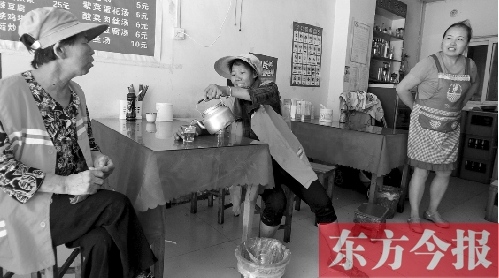 7月30日下午，鄭州市建設(shè)路一家面館老板毋女士，給兩位環(huán)衛(wèi)工端水解暑