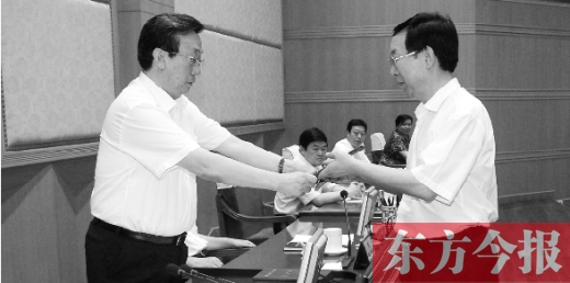 省人大常委會主任郭庚茂向有關(guān)被任命人員頒發(fā)了任命書。圖為新任省發(fā)改委主任孫廷喜在接受任命書