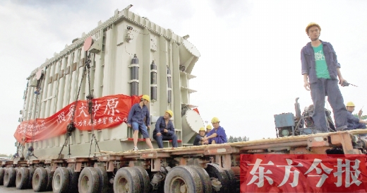 天降大雨，加大了行走的難度，工人們用支桿頂起沿途的電纜