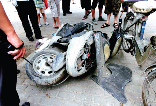 8月3日，棉紡路與六廠前街交叉口附近一輛水泥罐車突然爆胎，路邊一輛電動車被沖擊波震翻報廢