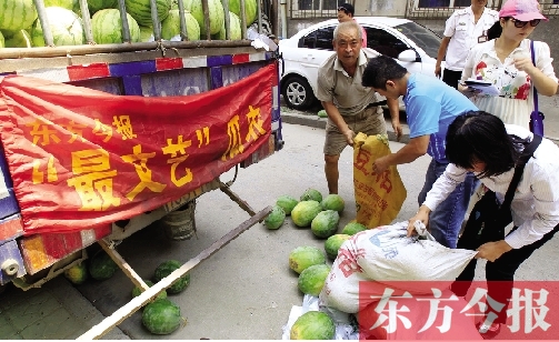 昨日，得知“最文藝瓜農(nóng)”祁老漢（左一）被困，市民紛紛購愛心瓜