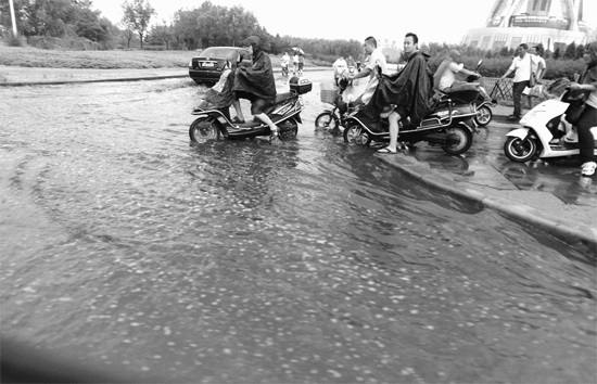 8月7日，鄭州一場(chǎng)暴雨，鄭州多處干道被淹，市民行路如過河