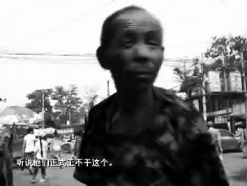 視頻中的男子面對鏡頭發(fā)泄心中的不滿：不合理，明擺著剝削人