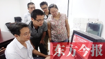 圖為東方今報(bào)讀者代表在抽取三等獎訂戶