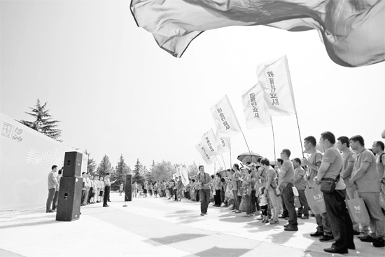 600余人加入到保護母親河公益行動當中 東方今報首席記者 張曉冬 攝 600余人加入到保護母親河公益行動當中 東方今報首席記者 張曉冬 攝