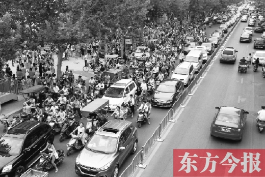 鄭州市城東路上，因為附近兩所小學開學，造成交通大擁堵
