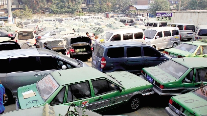 國慶期間，鄭州市客運(yùn)管理處查處的大批非法營運(yùn)車輛