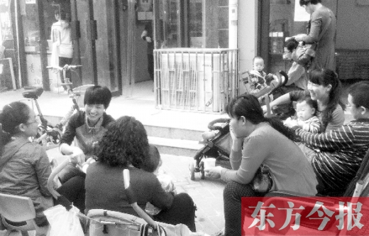 鄭州未來(lái)路附近的一家小兒推拿店，等待為孩子做推拿的家長(zhǎng)在門口排起了隊(duì)