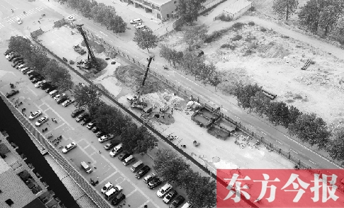 鄭州市隴?？焖俾方ㄔO已經(jīng)開工，昆侖路與華山路之間的道路已經(jīng)封閉