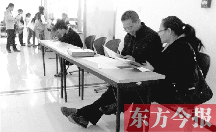 　　10月16日，鄭州市社保中心辦事大廳，新增的桌椅方便了前來辦理手續(xù)的市民