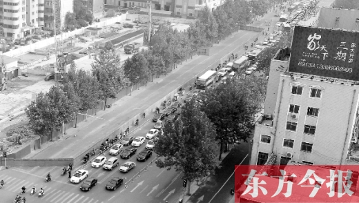 圍擋設置首日，人們騎車緩慢通行