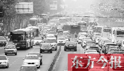 昨日下午4點，在花園路與黃河路口附近，車堵成了“一鍋粥”