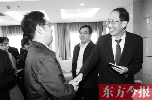 崔琦先生握手東方今報(bào)記者靳暉，感謝他把照片珍藏了15年