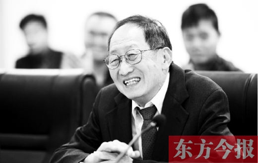 10月24日，美籍華人、諾貝爾物理學(xué)獎(jiǎng)獲得者崔琦先生來鄭訪問