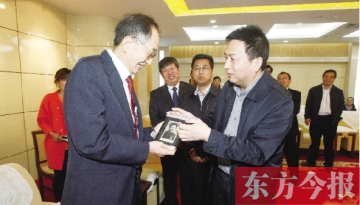東方今報(bào)社社長(zhǎng)趙國(guó)平（右）向崔琦先生（左）轉(zhuǎn)贈(zèng)一份特殊的禮物，這份禮物東方今報(bào)記者珍藏了15年