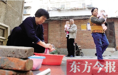 停水期間，一個水龍頭，12戶居民交替使用