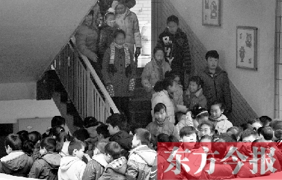 某小學(xué)的學(xué)生走下樓梯放學(xué)。2013年年底前，河南省將掛牌督導(dǎo)覆蓋所有中小學(xué)校。