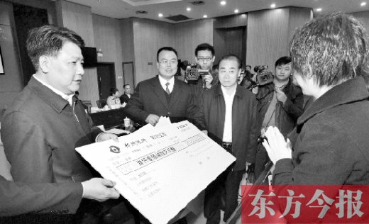 11月5日，省高院院長張立勇（左三）與最高法院執(zhí)行局局長劉貴祥（左一）一起將執(zhí)行款發(fā)放到當事人手中
