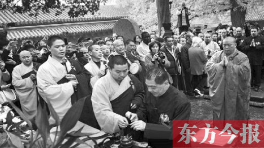 詠春“內(nèi)訌”風波中的關(guān)鍵人物張卓慶(前排下跪者)和少林方丈釋永信參加了揭碑儀式 圖片來自南方都市報 詠春“內(nèi)訌”風波中的關(guān)鍵人物張卓慶(前排下跪者)和少林方丈釋永信參加了揭碑儀式 圖片來自南方都市報