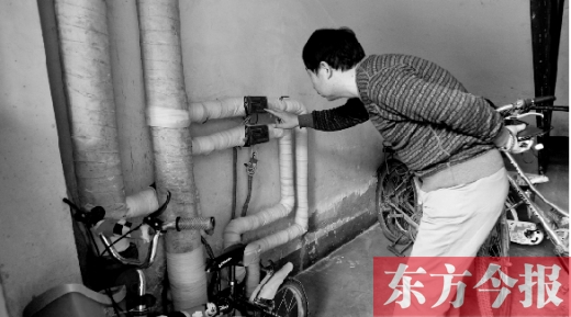 11月11日，一位市民在查看自己的熱計(jì)量表