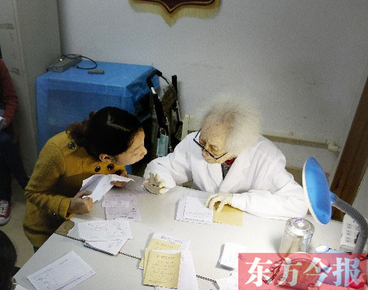 昨日，97歲的“醫(yī)生奶奶”胡佩蘭在給患者看病