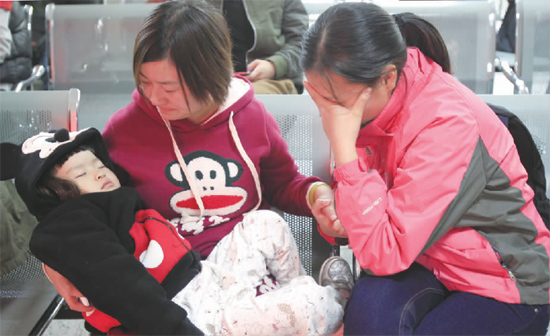 昨日，9時(shí)35分，堅(jiān)守在手術(shù)室外的嘟嘟在媽媽懷里睡著了，因被眼前的真情觸動(dòng)，今報(bào)記者趙丹流下了眼淚