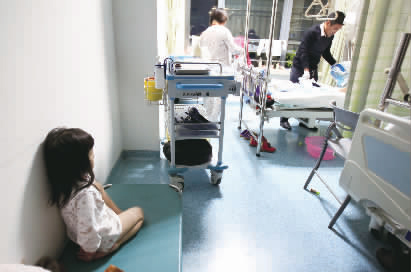 嘟嘟一早就醒了，小小的身體靠在墻邊看著爸爸進(jìn)行手術(shù)前準(zhǔn)備